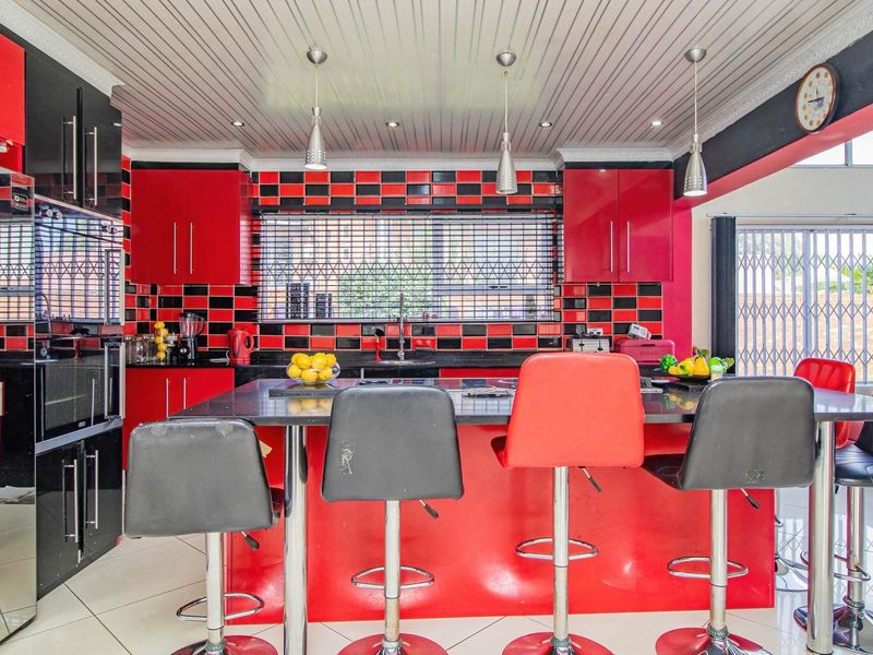 Stunning Family Home with a Flatlet - Photo 5
