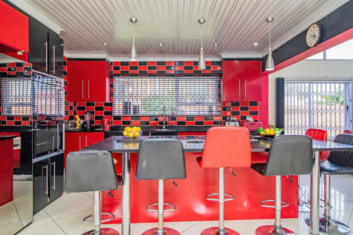 Stunning Family Home with a Flatlet - Photo 5