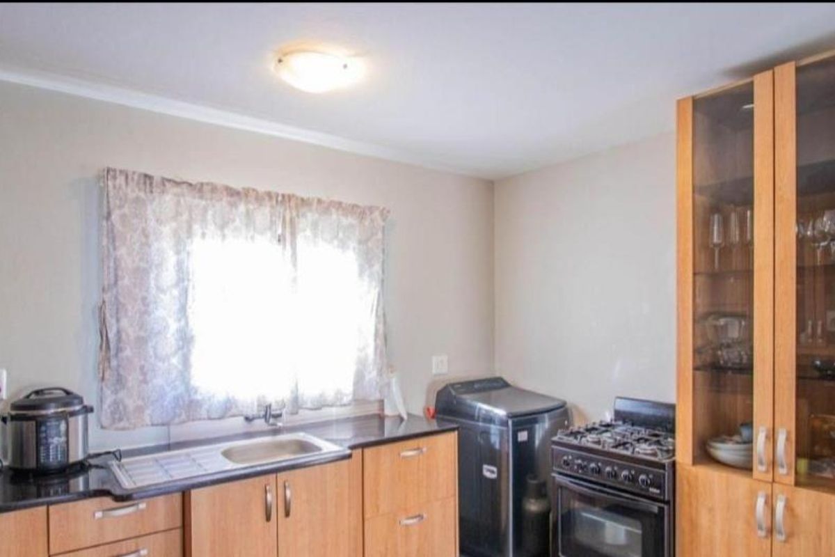 3 Bedroom House In Blue Hills - Photo 2