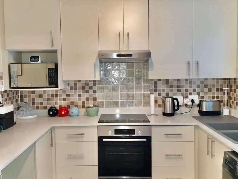 Newly renovated townhouse. - Photo 8