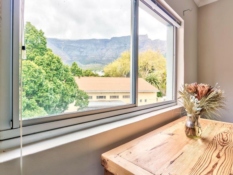 Renovated top floor apartment with stunning Table Mountain views - Airbnb Friendly! - Photo 3