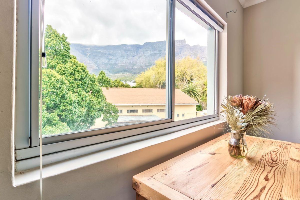 Renovated top floor apartment with stunning Table Mountain views - Airbnb Friendly! - Photo 3
