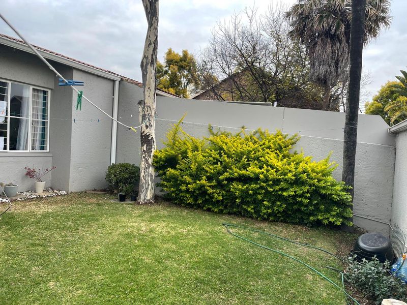 Charming 3 bedroom,2 bathroom cluster home - Photo 2