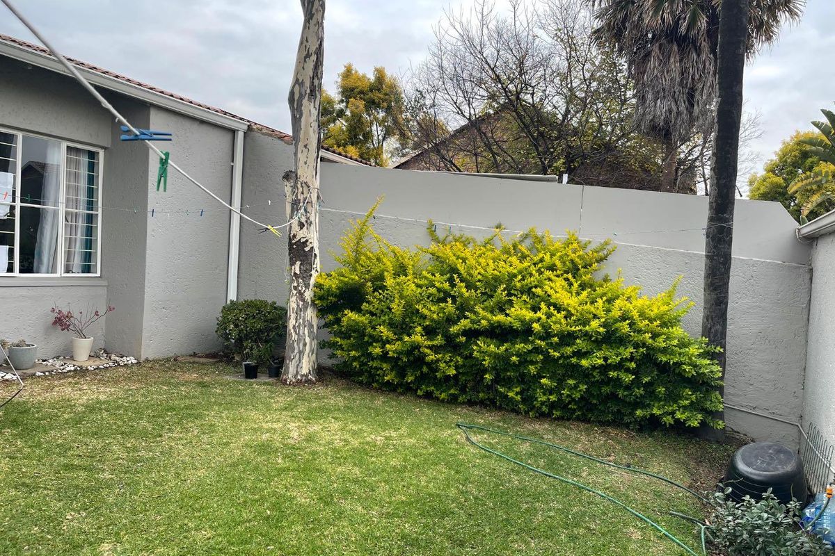 Charming 3 bedroom,2 bathroom cluster home - Photo 2