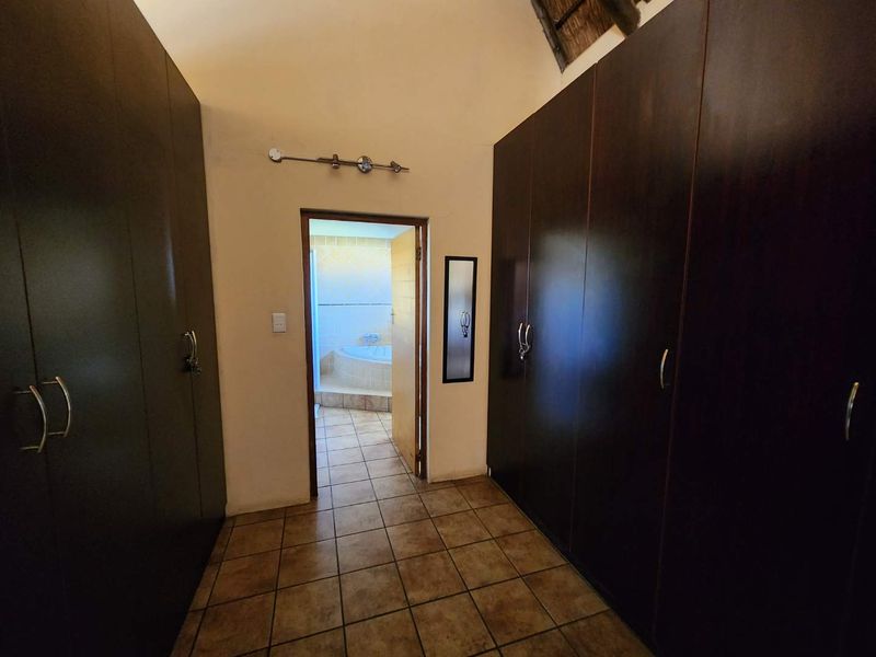 Life on the Vaal Dam with private waterfront - Photo 6