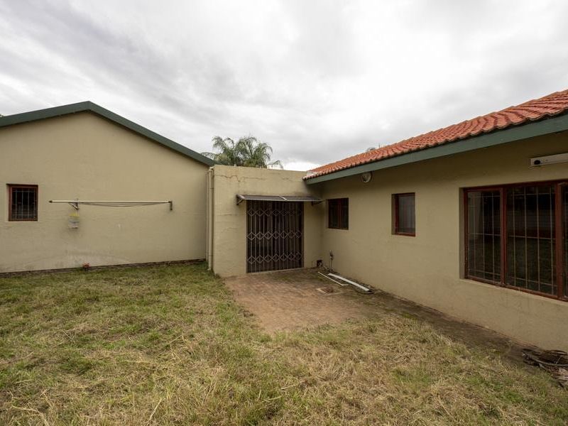 Fixer-upper with entertainer's flair - Photo 3