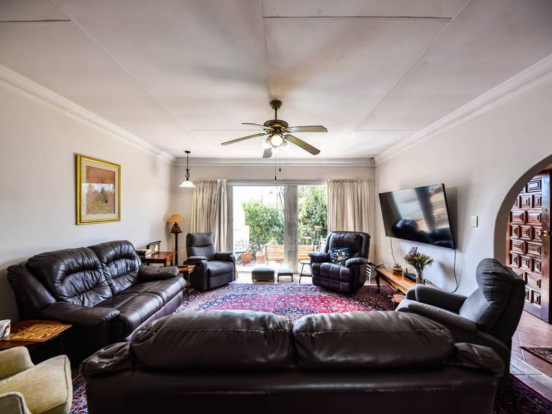 Three bedroom home with spacious flat - Garsfontein - Photo 8