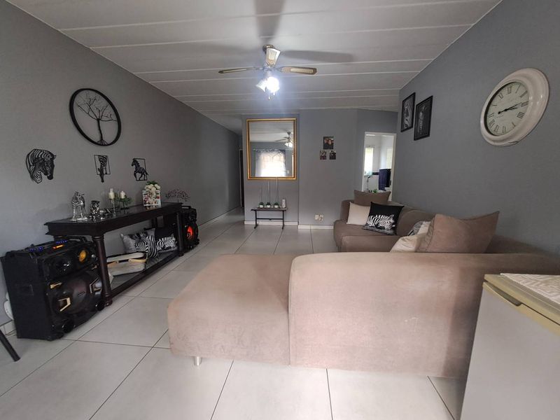 Modern 2 Bedroom Townhouse For Sale in Highveld Perfect for First Time Buyers! - Photo 7