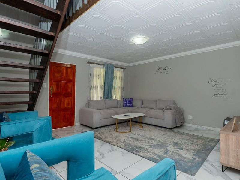 Modern 4 Bedroom Townhouse in Van Riebeeck Park - Photo 3