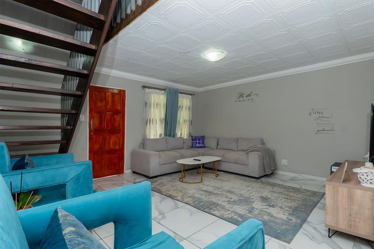 Modern 4 Bedroom Townhouse in Van Riebeeck Park - Photo 3