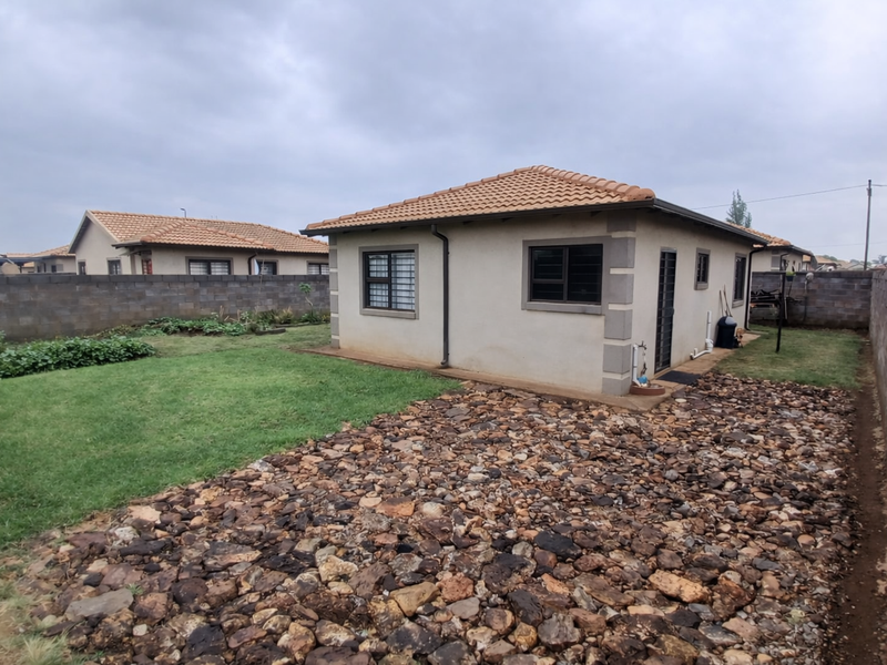 Charming 3-Bedroom Home in a Tranquil Estate - Photo 6