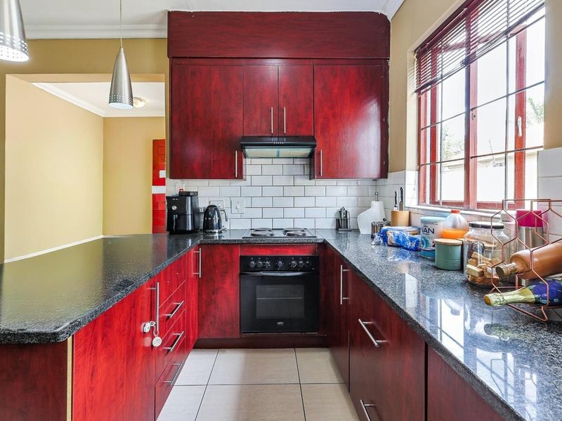 3 Bedroom, 2 Bathroom House for Sale - Photo 5