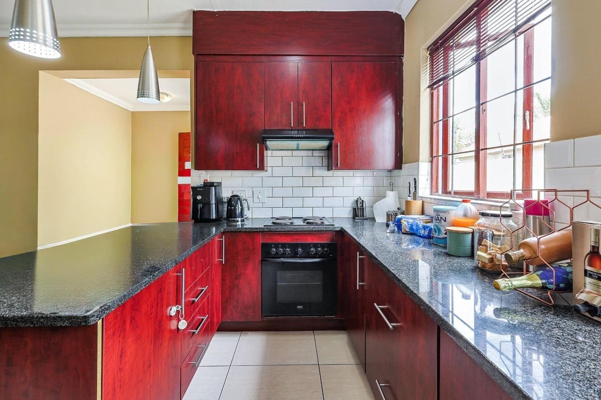 3 Bedroom, 2 Bathroom House for Sale - Photo 5