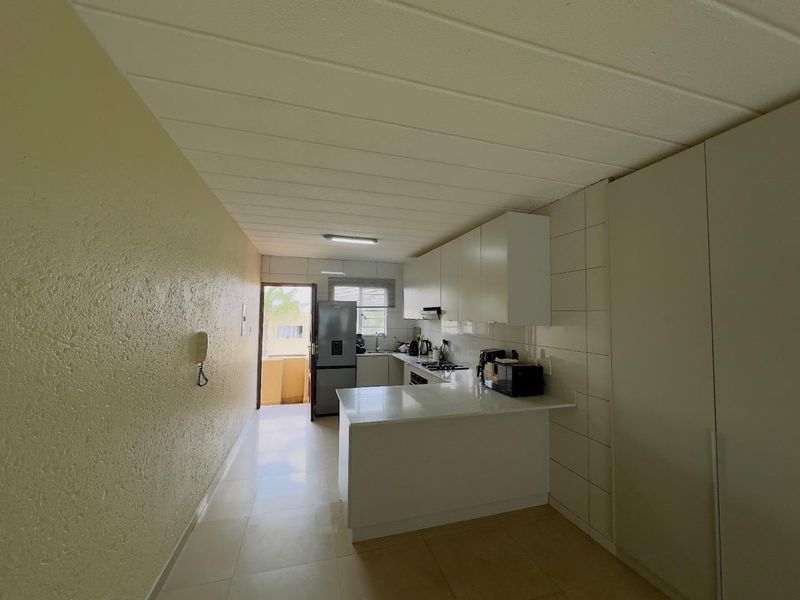 2 Bedroom Apartment for Sale in Glen Austin - Photo 4