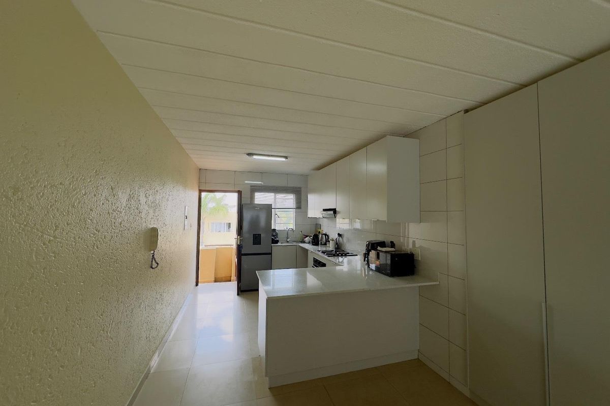 2 Bedroom Apartment for Sale in Glen Austin - Photo 4