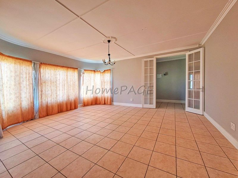 Lagoon, Walvis Bay:  4 Bedr Art Deco Home with 1 Bedr Flat is for Sale - Photo 9