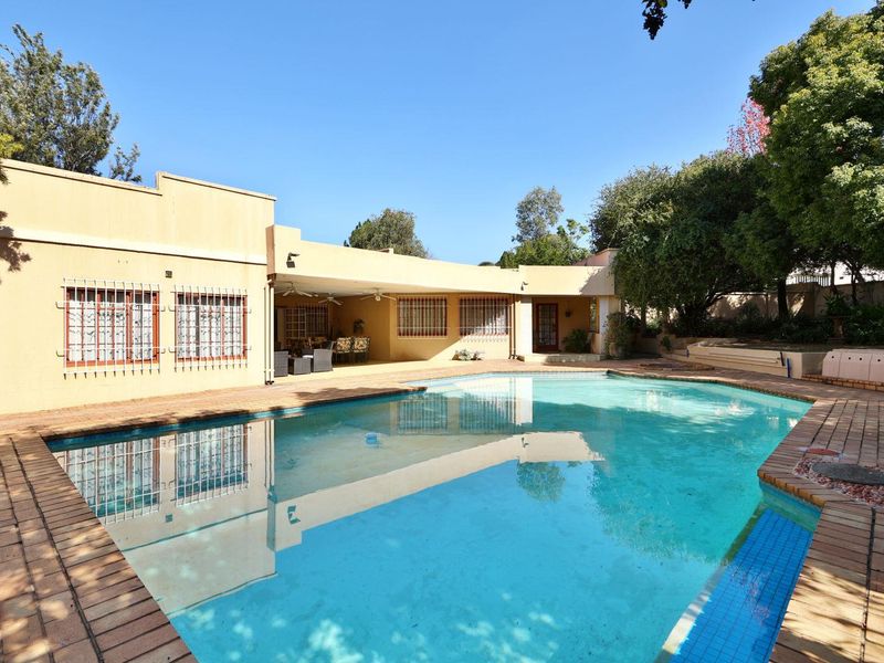 Magnificent 4 Bedroom/3 Bathroom Residence - Photo 2