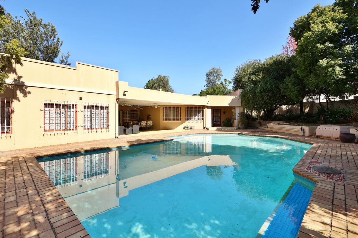 Magnificent 4 Bedroom/3 Bathroom Residence - Photo 2