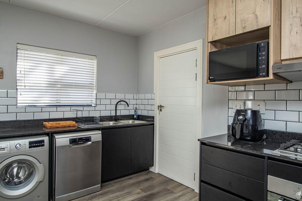 Charming Ground Floor Unit at Hartland Villas - Photo 5