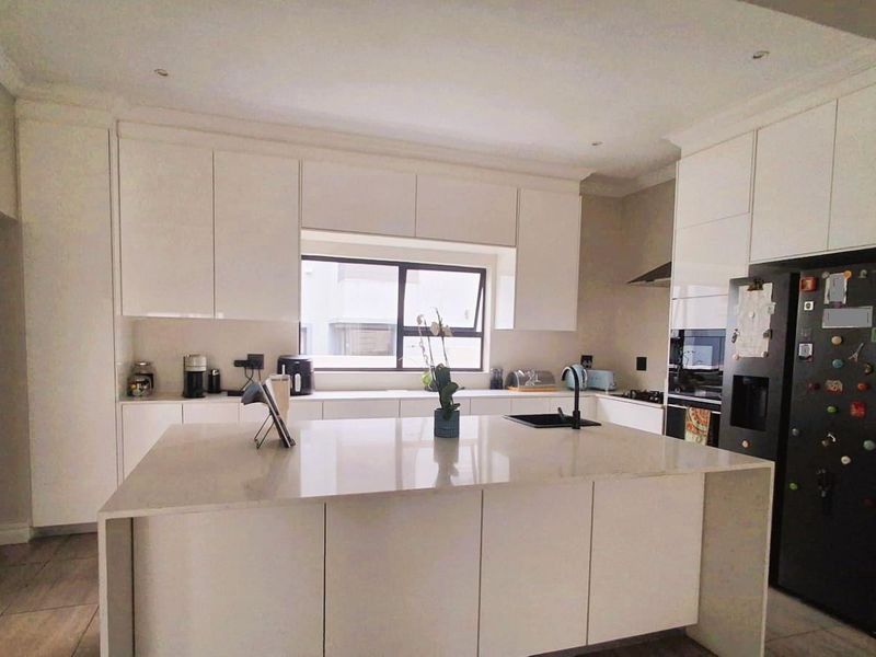 Timeless Elegance Meets Secure Estate Living - Photo 3