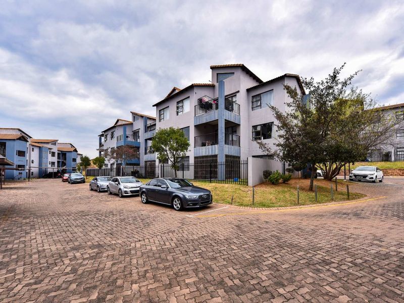 Exclusive Opportunity: Two-Bedroom Apartment IN HONEYDEW - Photo 3