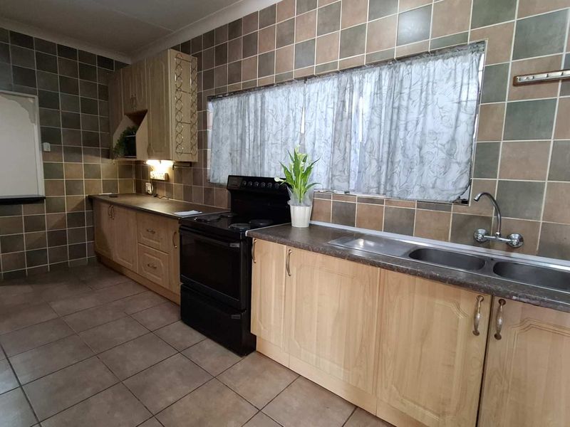 Charming 3 Bedroom Home with Awesome Amenities - Photo 8