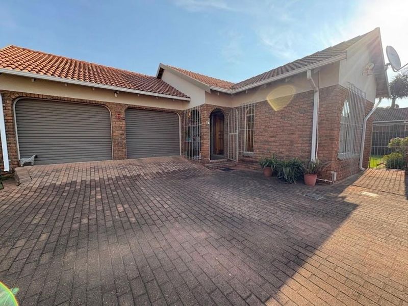 Exclusive Corner Unit with Private Garden and Double Garage - Photo 2