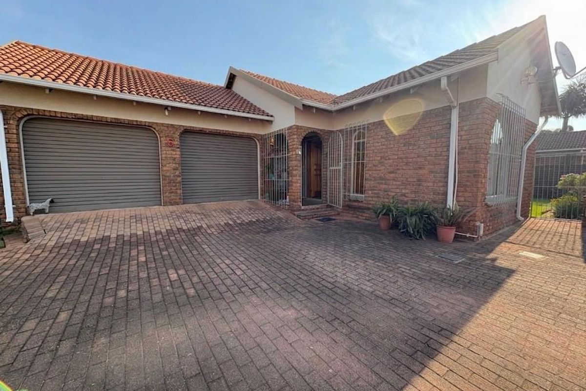 Exclusive Corner Unit with Private Garden and Double Garage - Photo 2