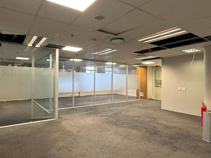 Move in ready 3149m2 office to let - Photo 9