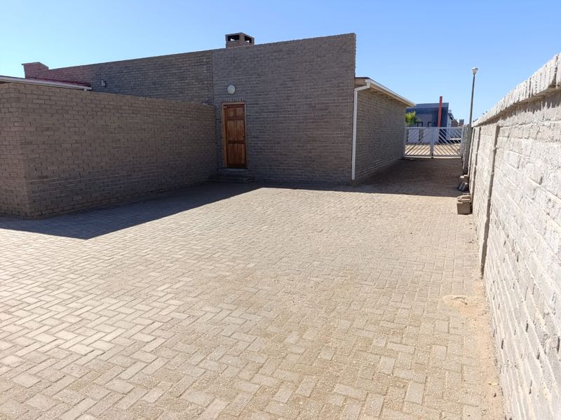 3 BEDROOM WITH 2 BEDROOM FLAT - HENTIESBAY FOR SALE - Photo 5