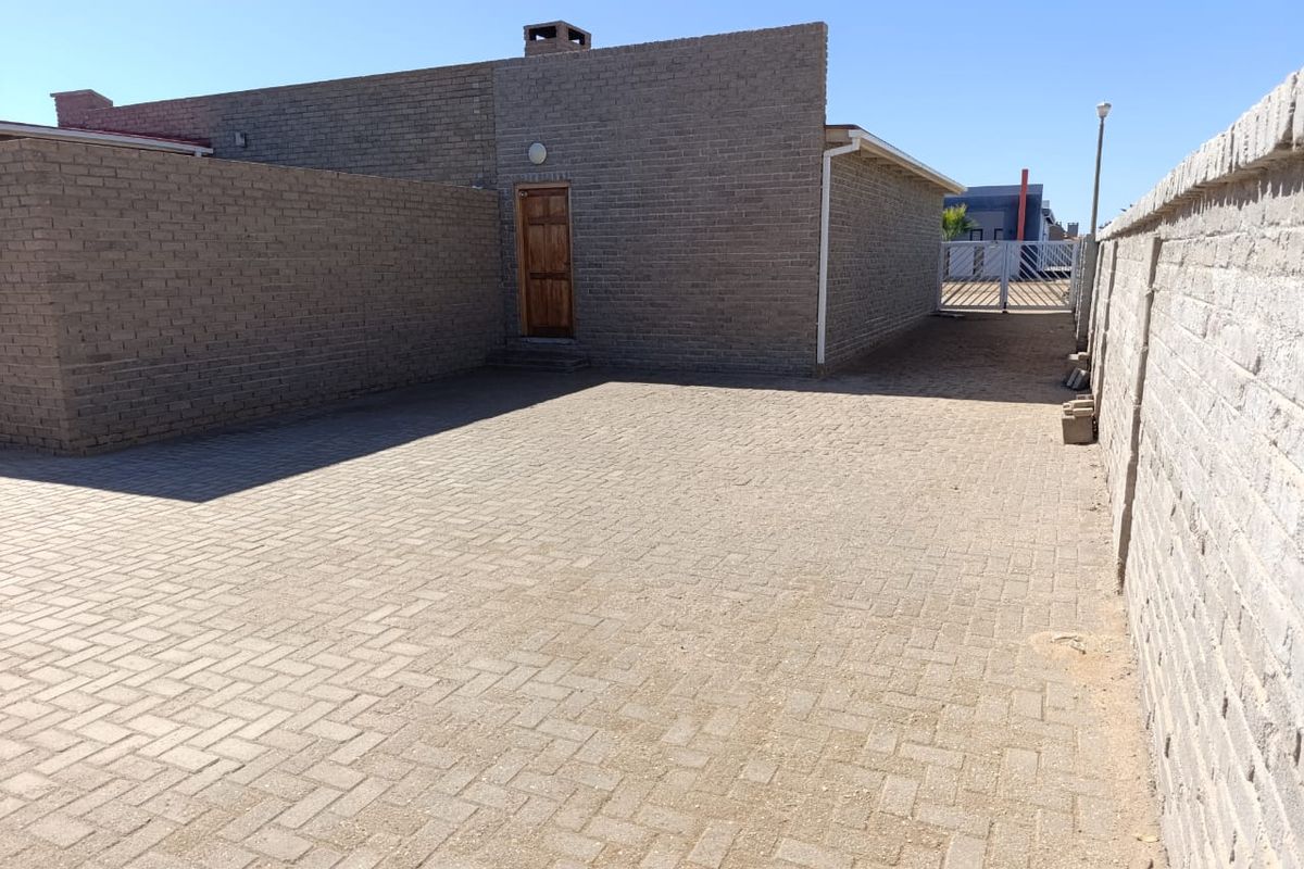 3 BEDROOM WITH 2 BEDROOM FLAT - HENTIESBAY FOR SALE - Photo 5