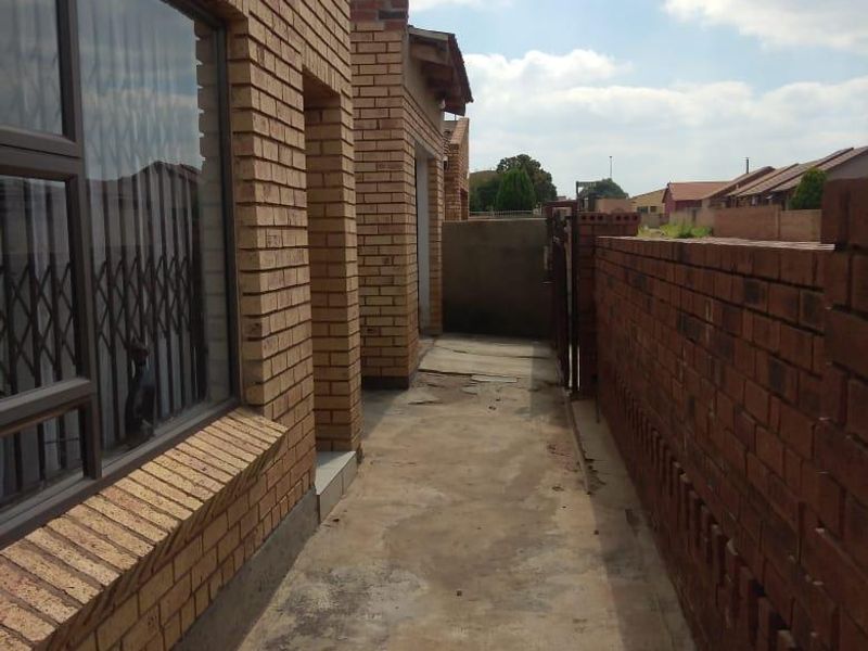 Family Home Vosloorus - R 920 000 - Photo 3