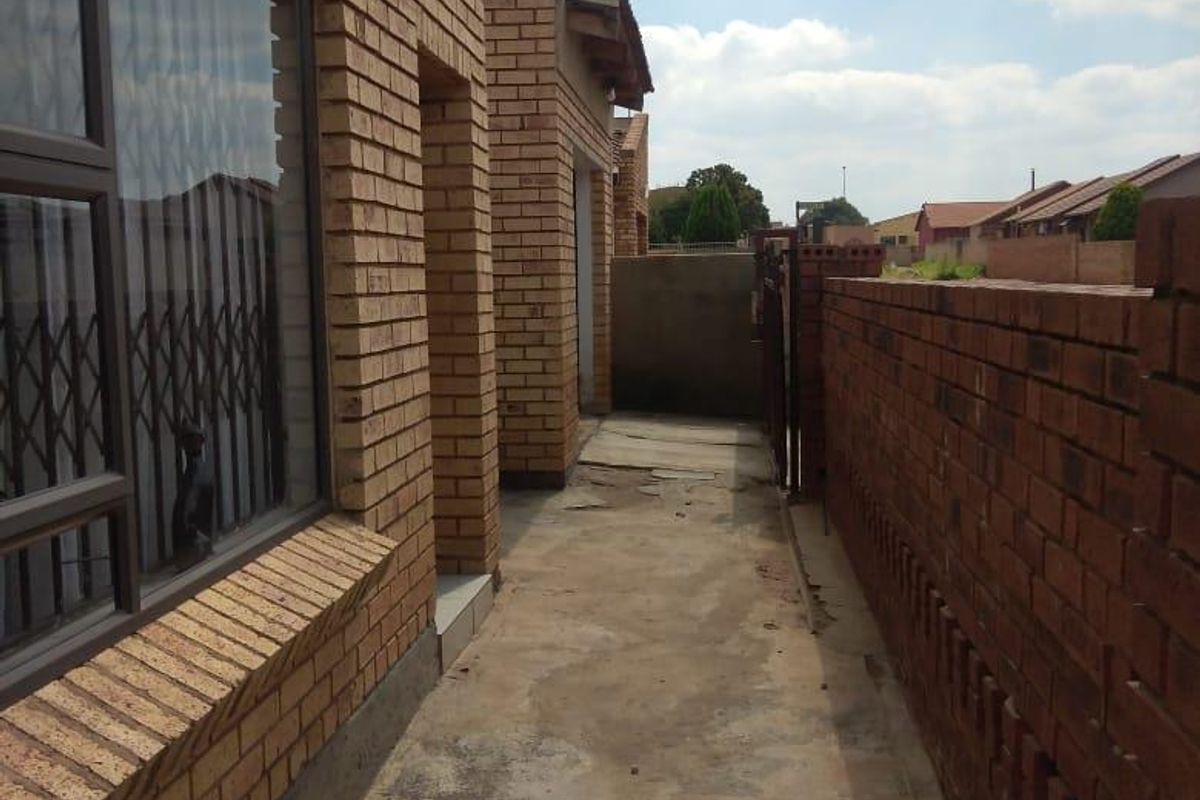 Family Home Vosloorus - R 920 000 - Photo 3