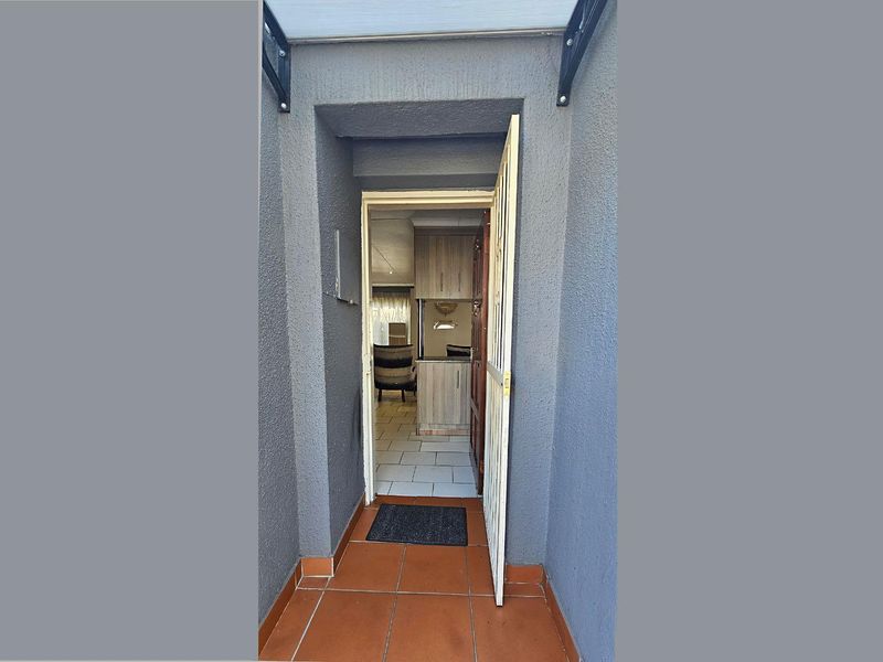 Spacious Three-Bedroom Unit Close to Everything in Radiokop - Photo 4