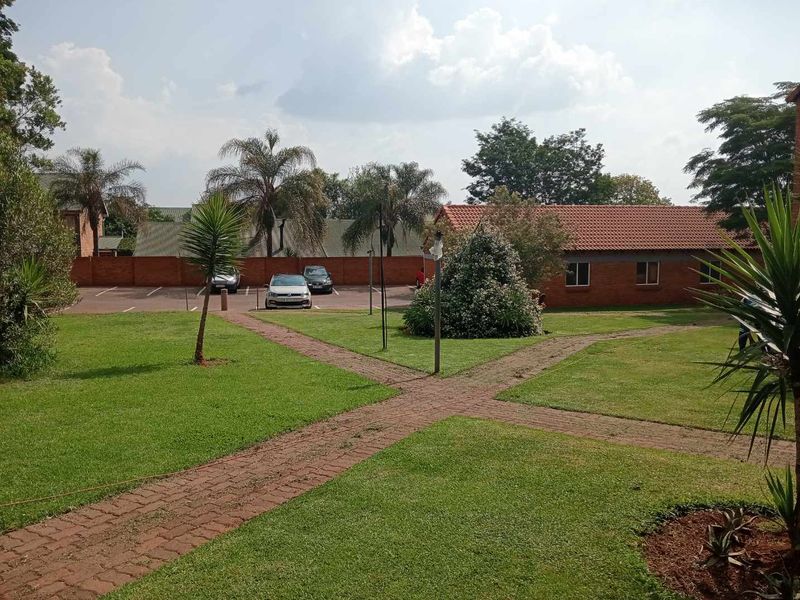 Spacious Top Unit To Rent. Available 1 July 2026 - Photo 1