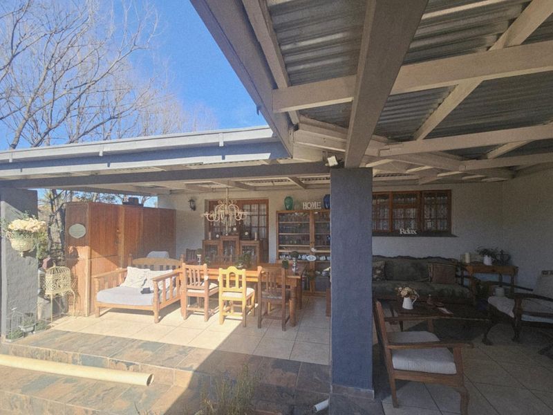 **Charming Cottage-Style Property with Endless Potential** - Photo 2