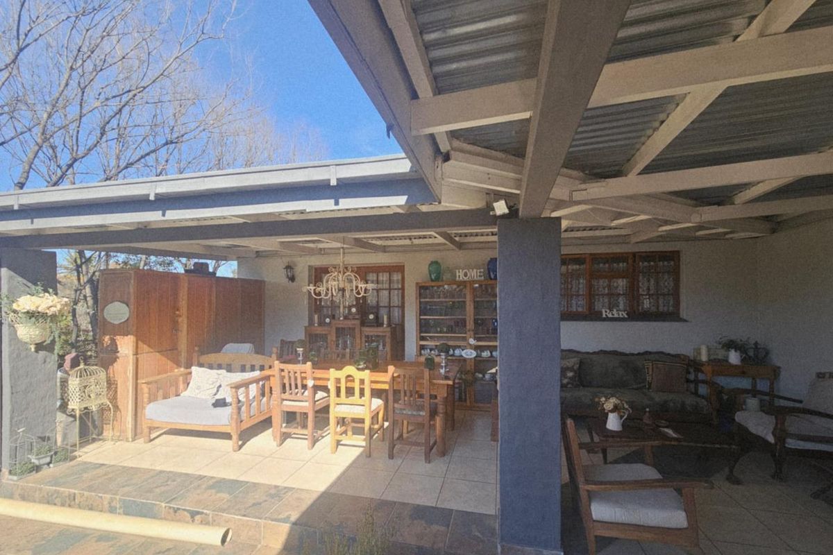 **Charming Cottage-Style Property with Endless Potential** - Photo 2