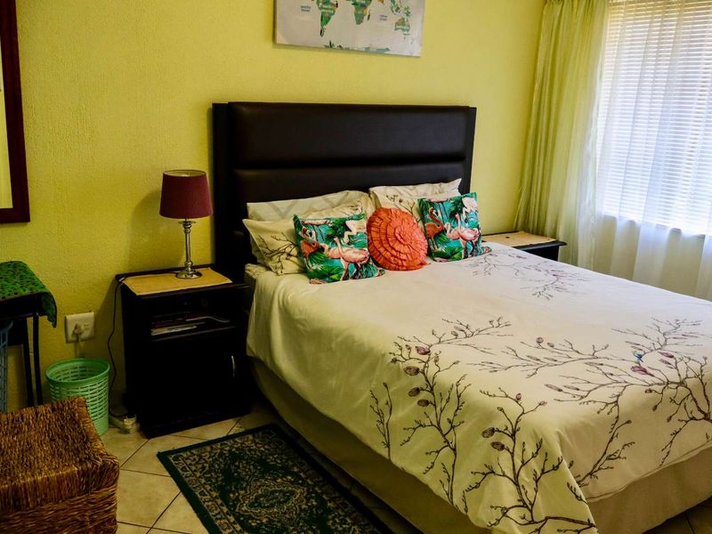 Single-Level 4-Bedroom Family Home with Pool - Photo 6