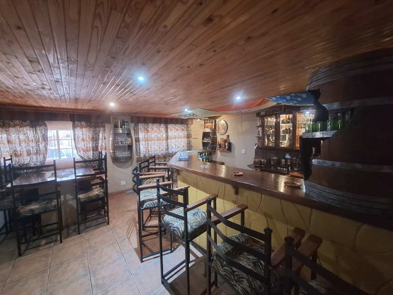 Spacious Home - Entertainer's Dream - Photo 3