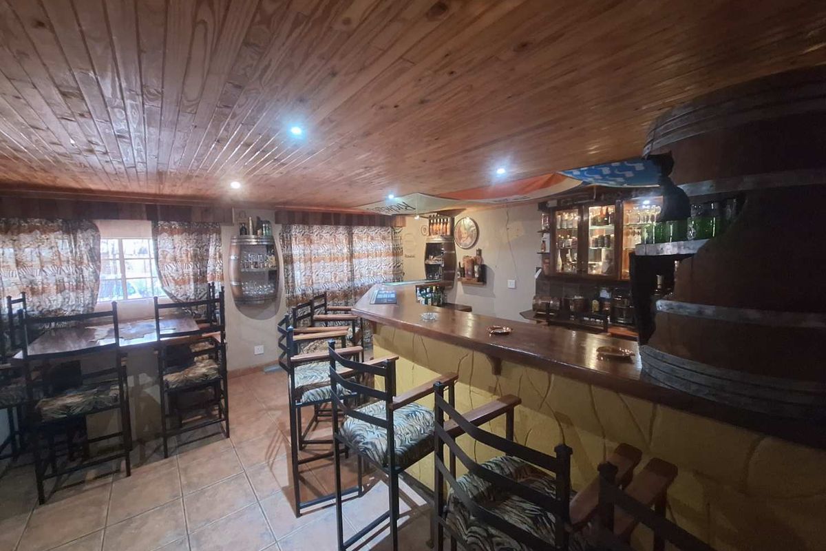 Spacious Home - Entertainer's Dream - Photo 3