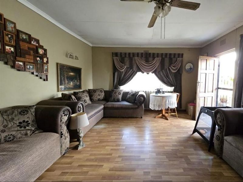 Three Bedroom Home with Flatlet For Sale in General Alberts Park - Photo 4