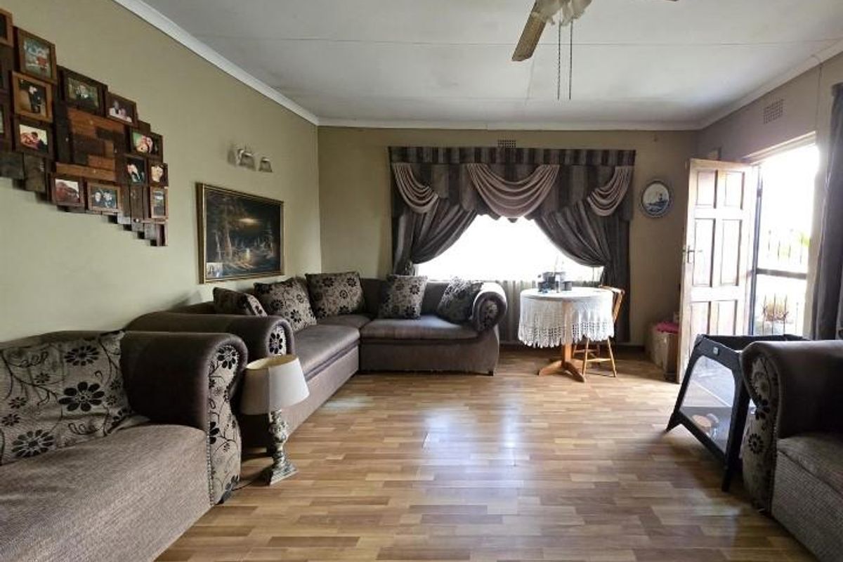 Three Bedroom Home with Flatlet For Sale in General Alberts Park - Photo 4