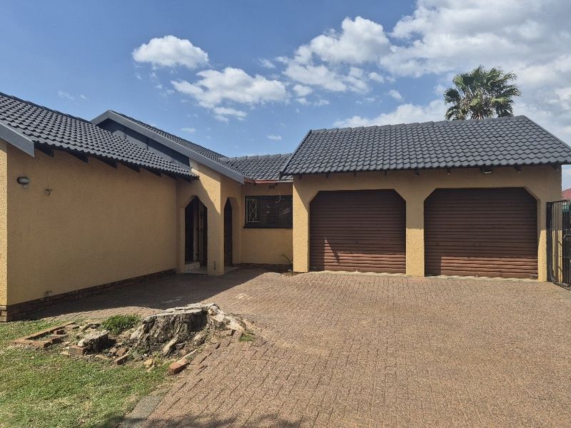 Large family home in Klippoortjie Boksburg - Photo 2
