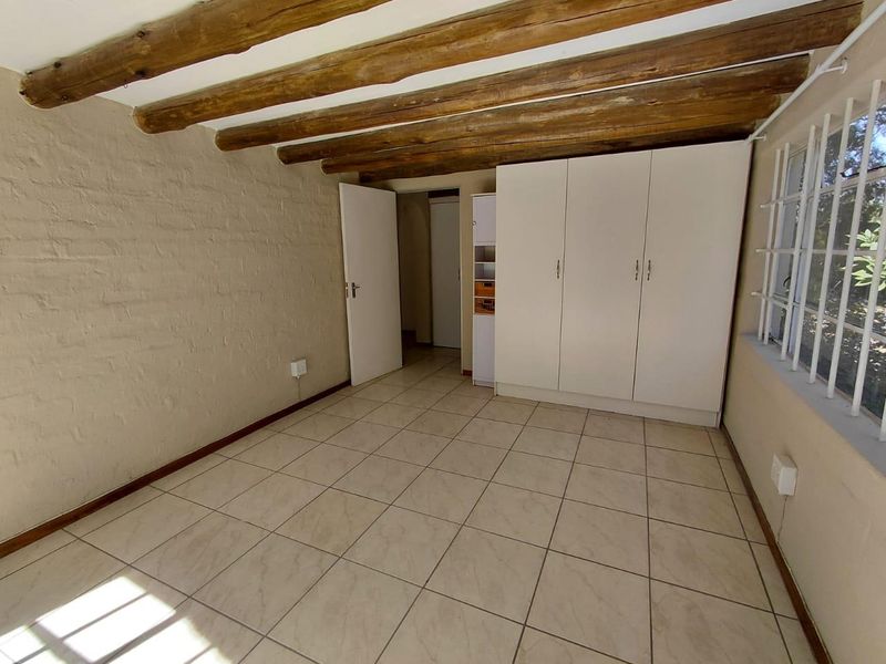 Spacious 2-Bedroom, 2-Bathroom Garden Cottage with Loft - Photo 6