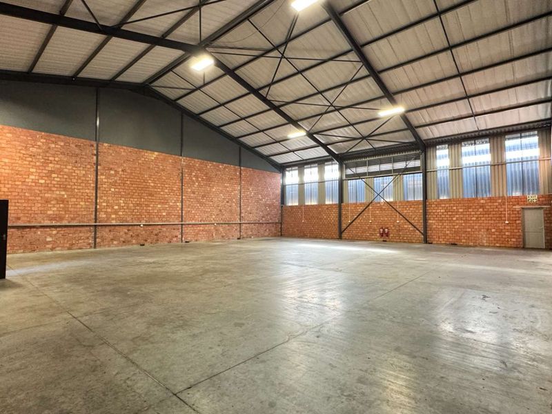 Secure Business Park - Warehouse with good height, available immediately! - Photo 6