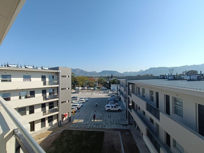 Modern North-Facing 1-Bedroom Apartment with Secure Parking - Photo 2