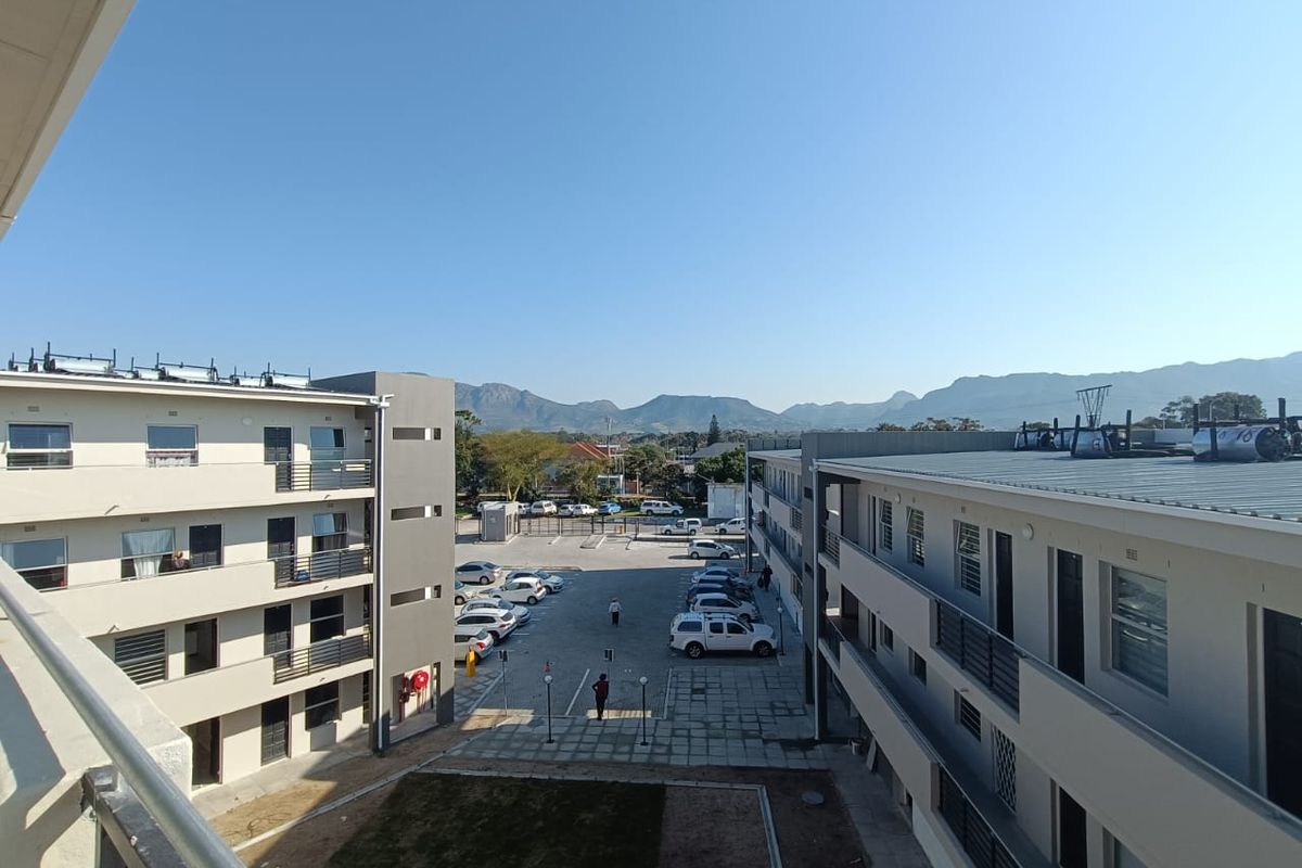 Modern North-Facing 1-Bedroom Apartment with Secure Parking - Photo 2