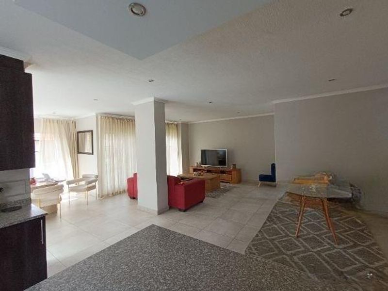 THATCHFIELD SECURITY ESTATE - 4 BEDROOM HOUSE WITH A SWIMMING POOL - Photo 5