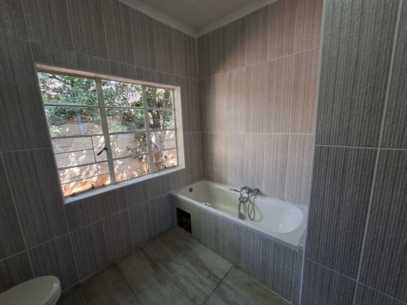 Newly Renovated 4 Bedroom House - Photo 10