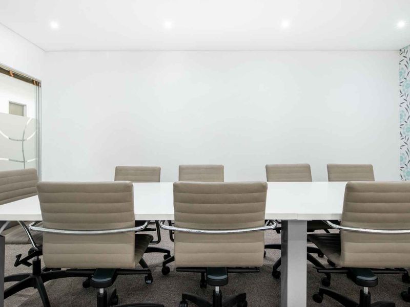 Private office space for 5 persons in Regus East London - Photo 5